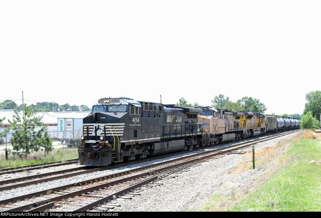 NS 4154 leads train 6W4 past the Fairgounds